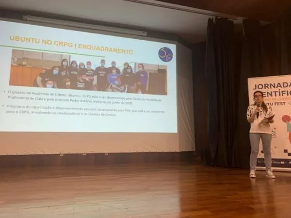 fotografia de Sandra Teixeira no palco das Jornadas Científicas UBUNTU