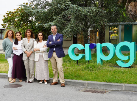 5 pessoas, lado a lado, em pé, à frente de um jardim com as letras do CRPG, a sorrirem para a fotografia