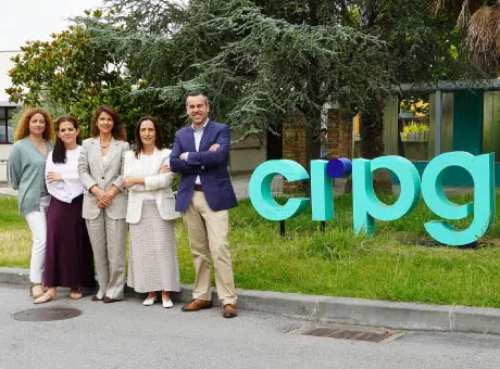 5 pessoas, lado a lado, em pé, à frente de um jardim com as letras do CRPG, a sorrirem para a fotografia