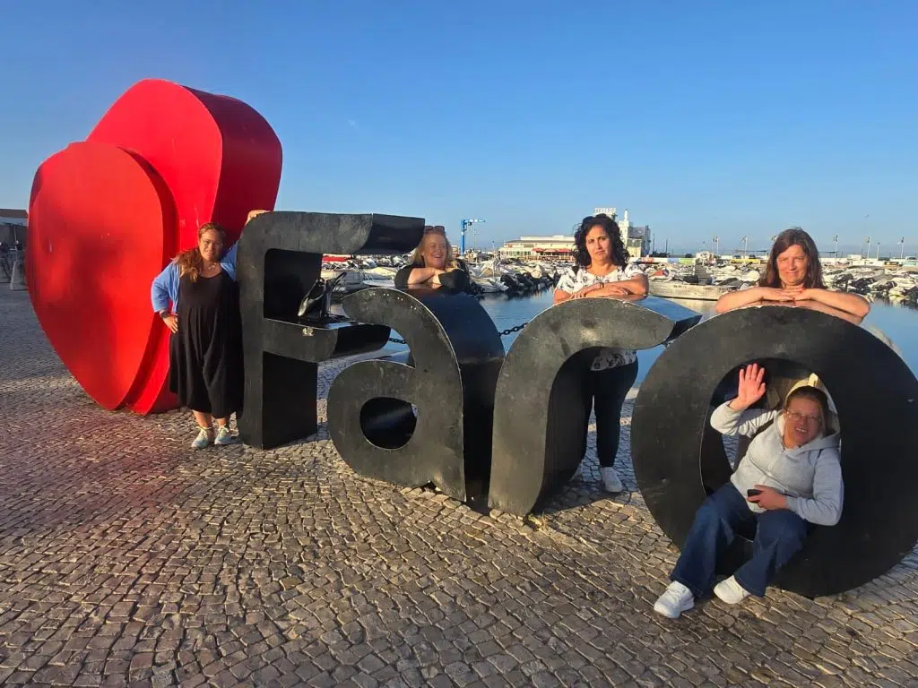 Fotografia de grupo a pousar para a fotografia com as letras gigantes a dizer Faro