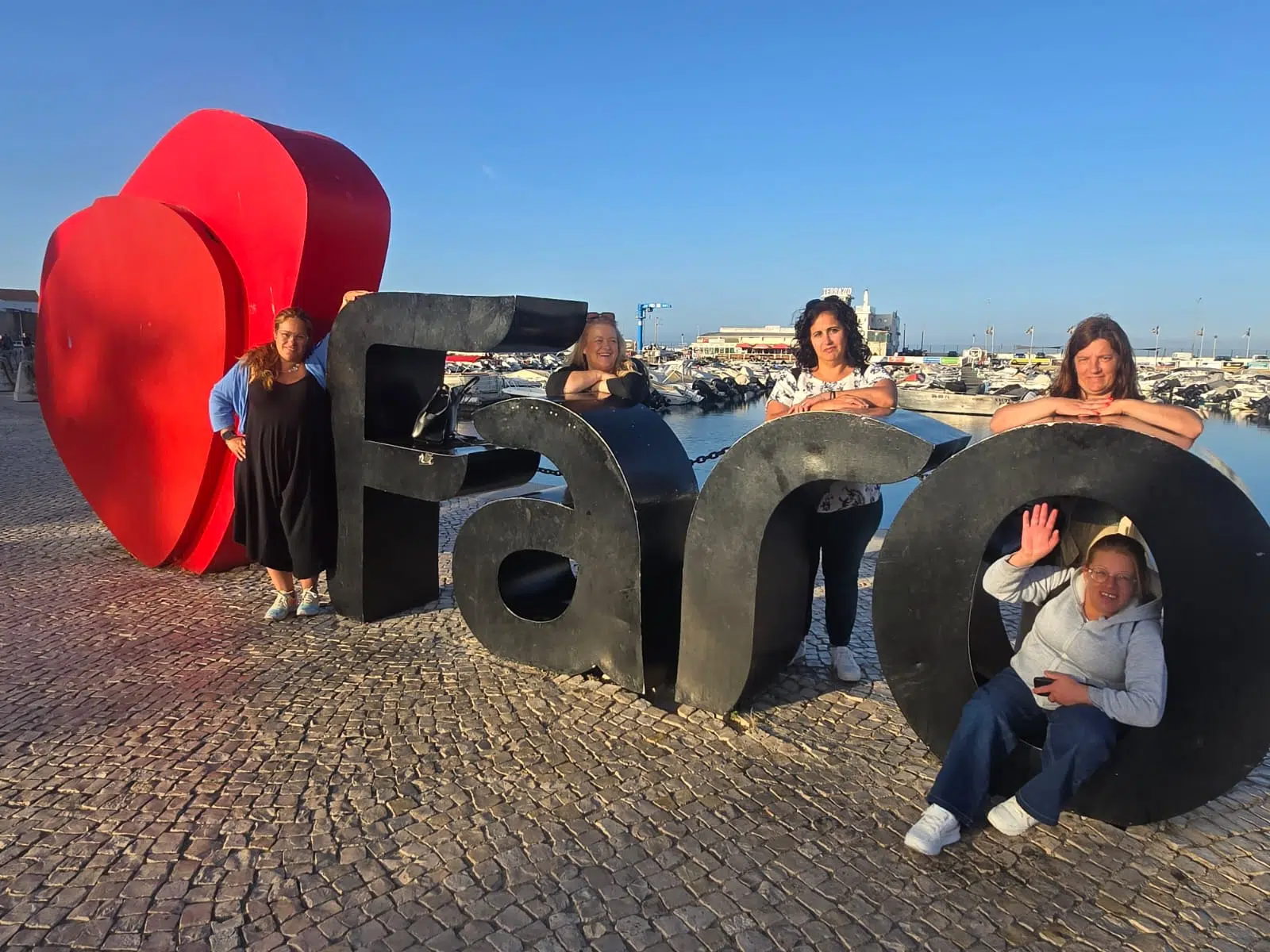 Fotografia de grupo a pousar para a fotografia com as letras gigantes a dizer Faro